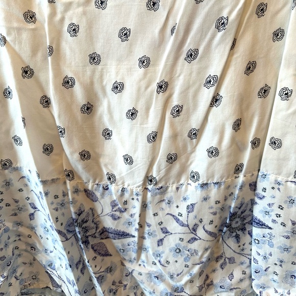 Old Navy sleeveless V-neck top - blue and white Lightweight for summer - Picture 6 of 8